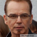 Billy Bob Thornton wird synchronisiert von Till Hagen - 14B78A2077B_130x130